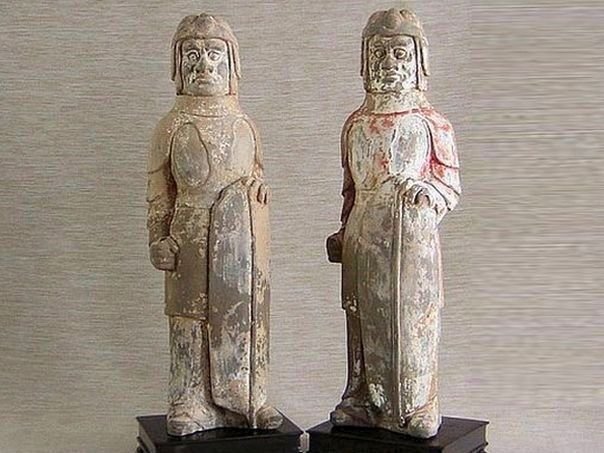 Pair of soldiers with shield - (0381)